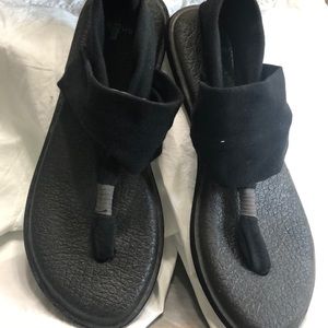 Sanuk sandals size 6